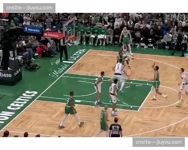 塔图姆侧翼单打频率下降，更多参与挡拆策应提升团队进攻