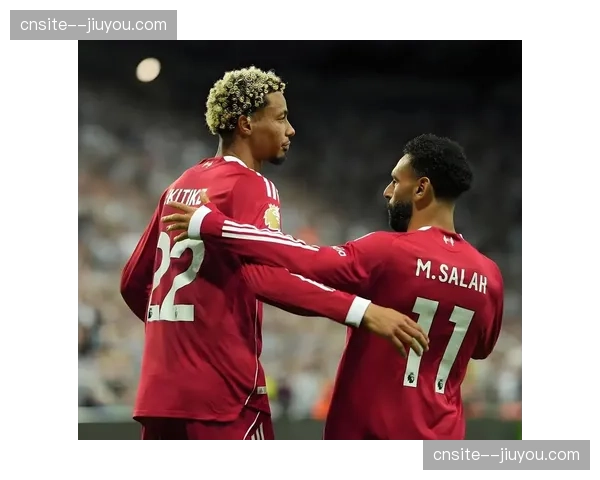 利物浦双前锋实验效果：伊萨克拉边策应与埃基蒂克禁区终结的配合